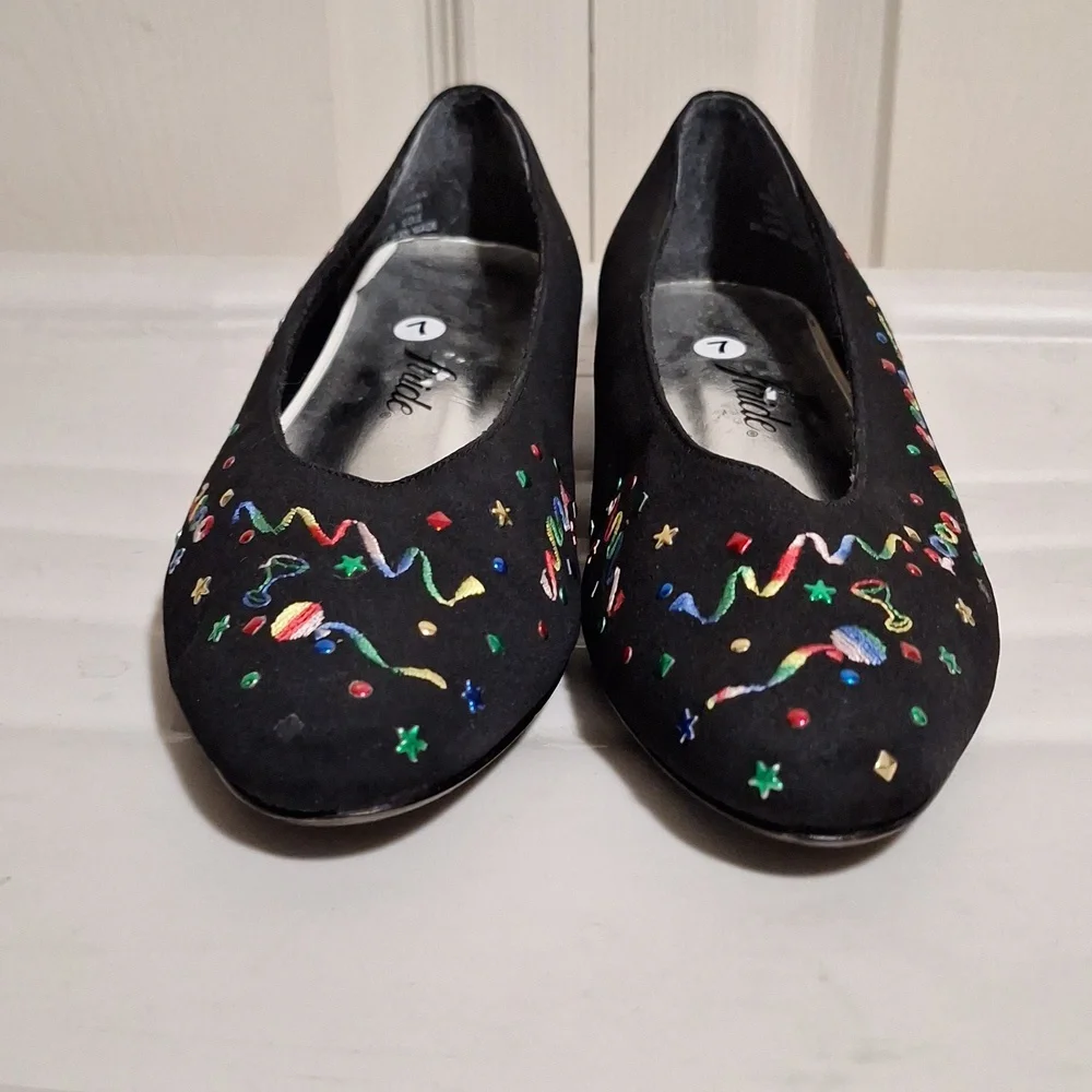 Vintage Life Stride slip on flats/kitten heel- fabric embroidered - 7